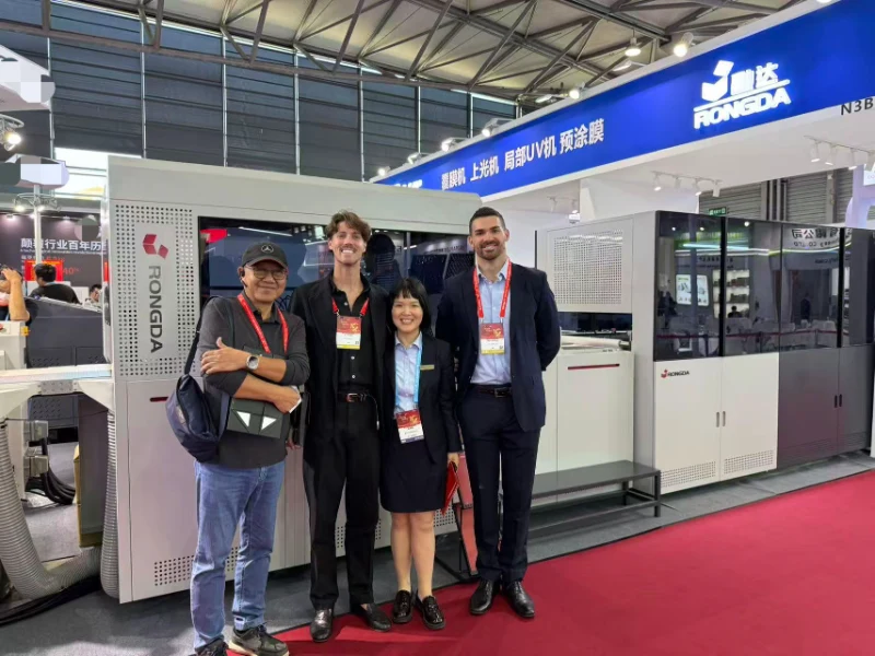 Rongda Packaging w Print China 2026: Demo na żywo automatycznego urządzenia do tworzenia okładek BFM1000
